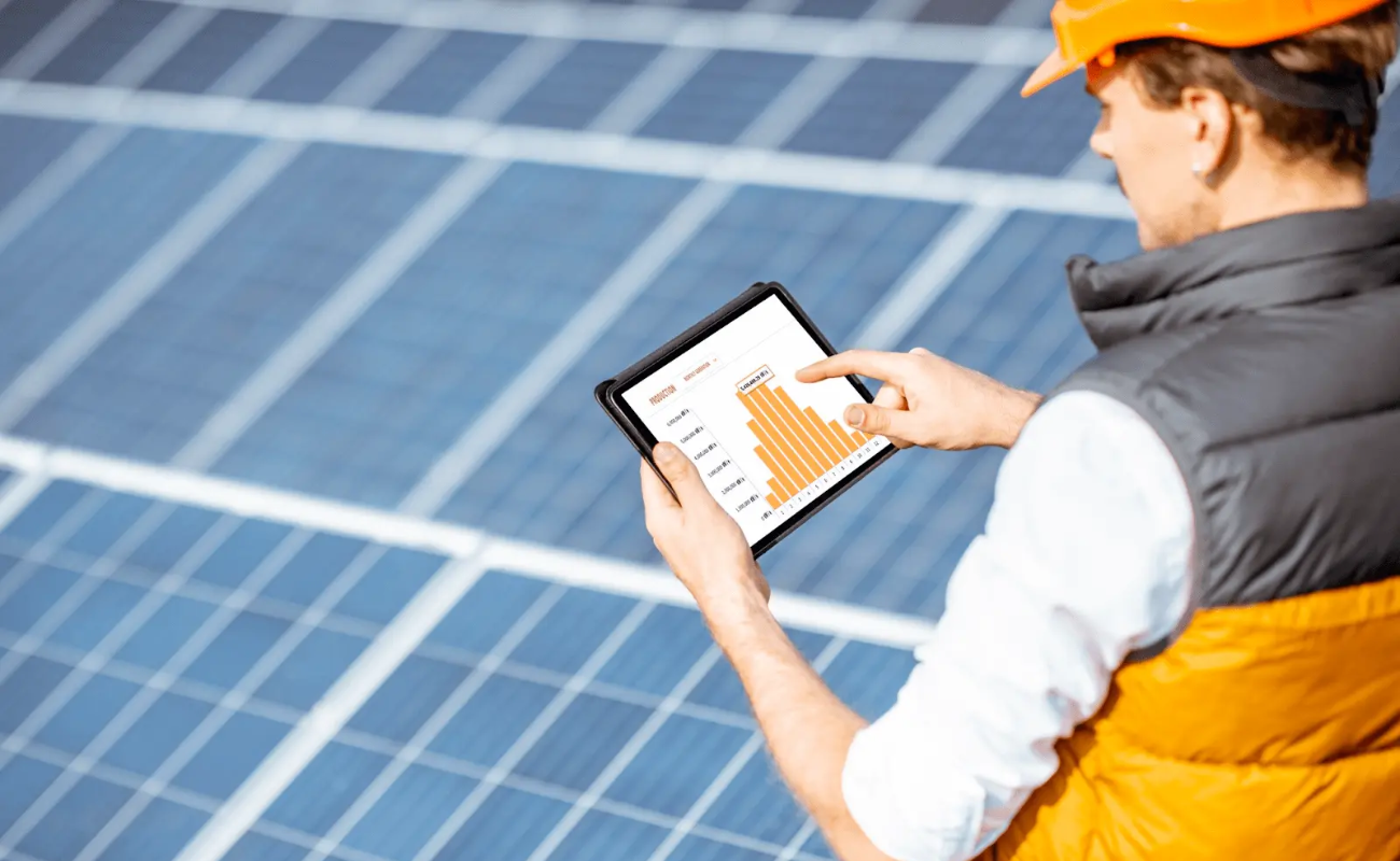 Monitoreo Man monitoring solar panels